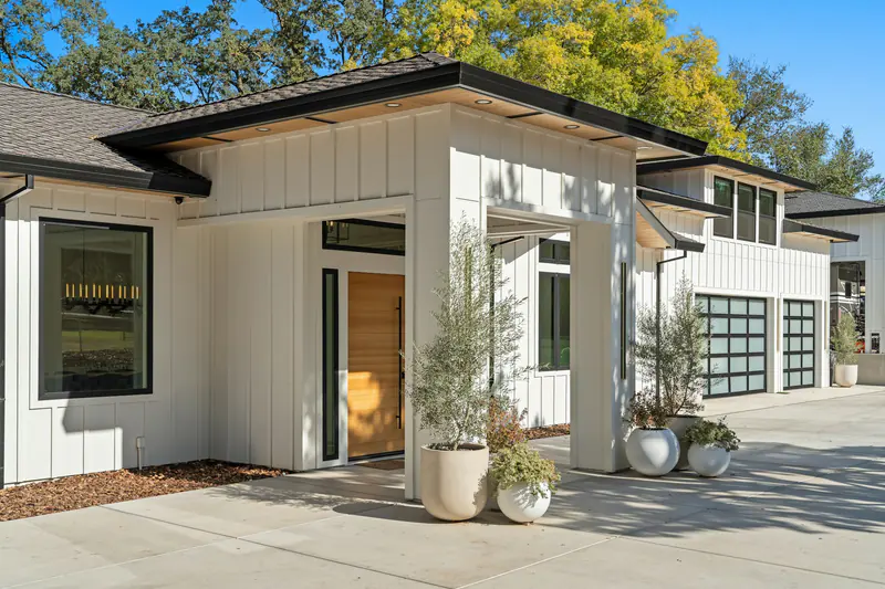 Exterior de una casa moderna en el concepto de sitio para constructoras Sierra Homes.